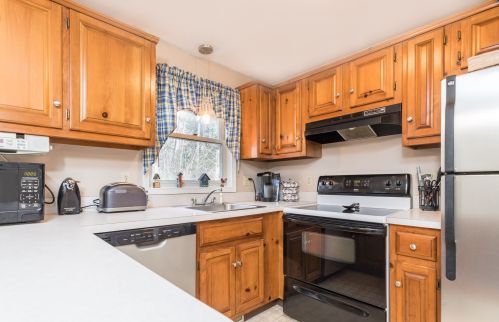 8 Frd Lndg Dr, Dover NH 03820-4552 exterior