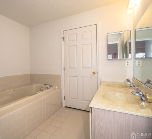 91 Inverness Dr, Edison NJ 08820-4654 exterior