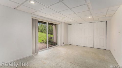 1527 Charter Oak Dr, Rochester MI 48309-2703 exterior