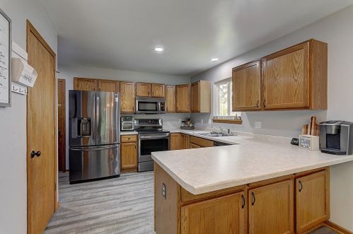 1109 Crestview Dr, Watertown WI 53094-6084 exterior