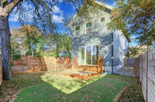 1224 Eleanor St, Austin TX  78721-2118 exterior