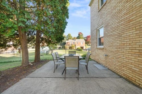 8145 Lindisfarne Dr, Pittsburgh PA 15237-2311 exterior