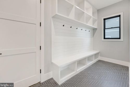 1422 Mayflower Dr, Mc Lean VA 22101-5615 exterior