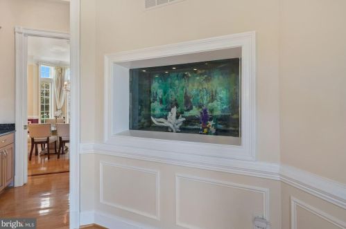 12705 Greenbriar Rd, Rockville MD 20854-6324 exterior