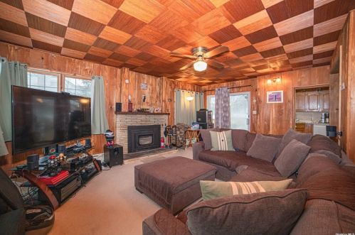 1 Gaulton Dr, Babylon NY 11703-2315 exterior