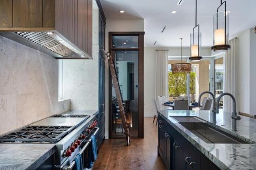 1660 Dolphin Ct, Naples FL 34102-1523 exterior