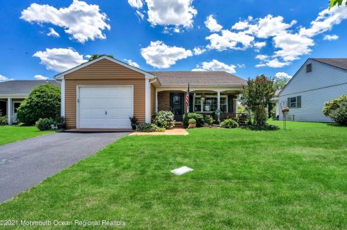 6 Leighton Ln, Lakehurst, NJ 08759-6711