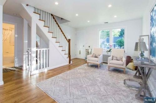 41 Crest Dr, Cresskill NJ  07626-2240 exterior