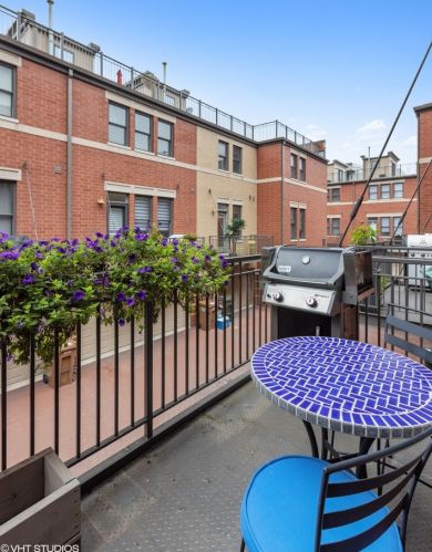 638 Oak St, Chicago IL  60610-7298 exterior