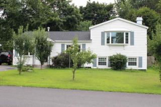 9 Plaske Dr, Schenectady, NY 12309-3422