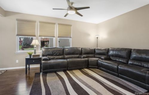 823 Cyn Crk Dr, Holly MI 48442-1560 exterior