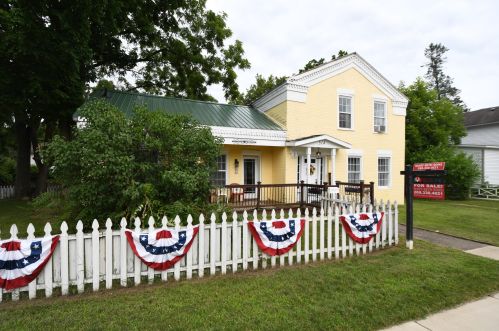 514 Kalamazoo St, Paw Paw MI 49079-1130 exterior