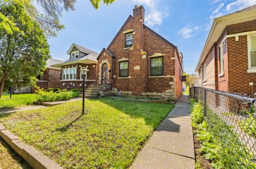 7606 Paulina St, Chicago, IL 60626-1040