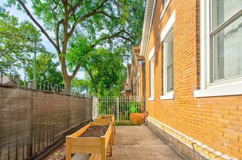 2819 Sawyer Ave, Chicago IL  60618-7502 exterior