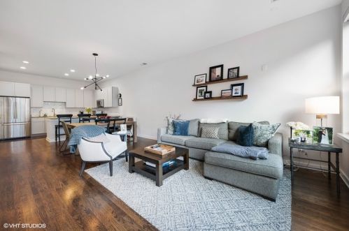 908 Howe St, Chicago, IL 60610-7686