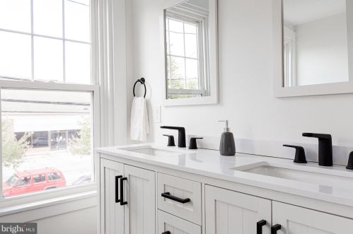 216 James St, Lancaster PA 17603-2910 exterior