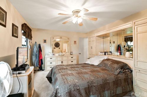 46 Woodfern St, Edison NJ 08820-1443 exterior