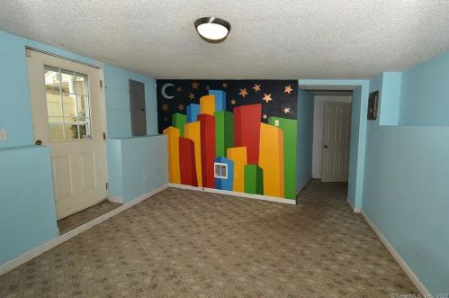 523 Taylor St, Vernon CT 06066-5231 exterior