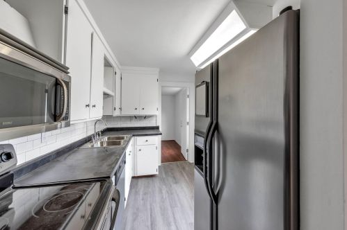 1560 Wealthy St, Grand Rapids MI 49506-2748 exterior