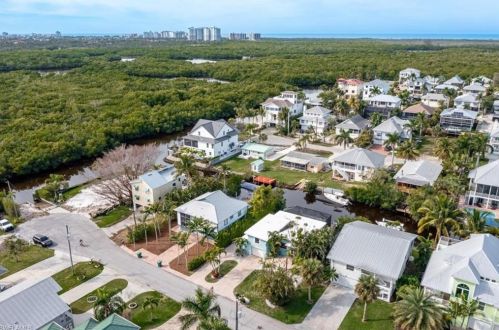 1283 Grand Canal Dr, Naples FL 34110-1506 exterior