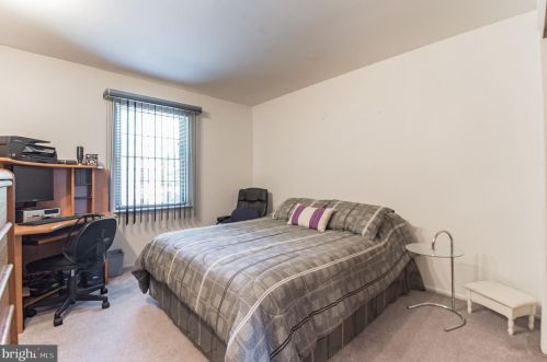 35 Aspen Dr, New Brunswick NJ 08902-1052 exterior