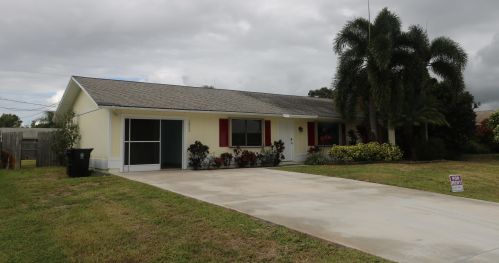 1852 Hampshire Ln, Fort Pierce FL  34953-2080 exterior