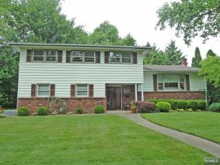 37 Brown Cir, Paramus NJ  07652-5201 exterior