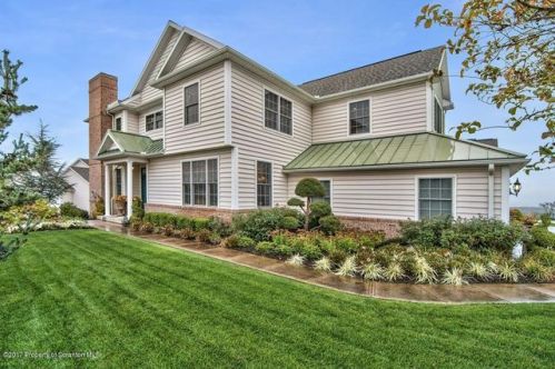 1601 Robinson Close, Scranton, PA 18507-2215