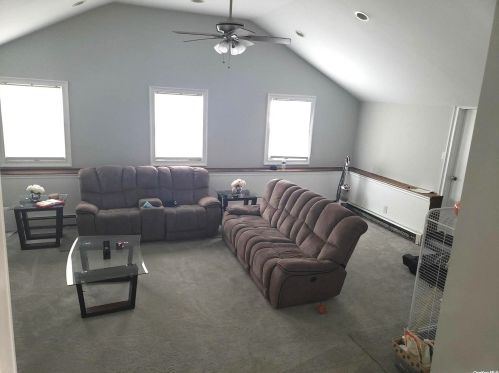 839 7th St, Babylon, NY 11704-4205