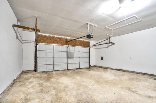 1202 Sprucebrook Dr, Kalamazoo MI 49048-5814 exterior