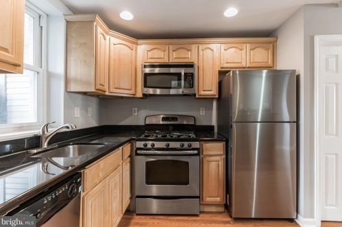 2022 Manton St, Philadelphia PA  19146-4328 exterior