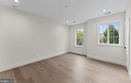 1327 Mayflower Dr, Mc Lean VA 22101-3405 exterior