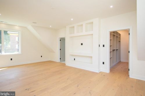 6627 Lincoln Dr, Philadelphia PA exterior