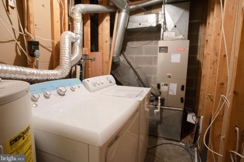 10350 Castlehedge Ter, Silver Spring MD 20902-5808 exterior