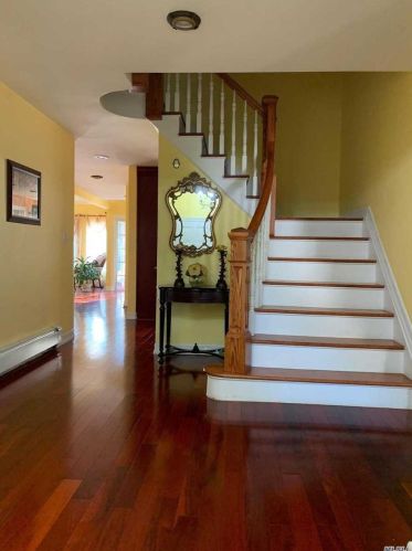 58 Valley Greens Dr, Valley Stream, NY 11581-3635