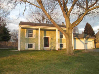 7532 Crosscreek Dr, Temperance MI  48182-9270 exterior