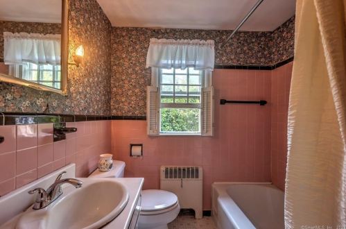 76 Holly St, Milford CT 06460-5107 exterior