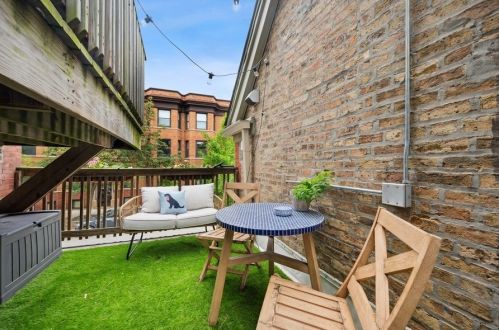 2011 Kenmore Ave, Chicago IL 60614-4107 exterior