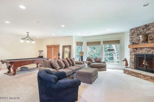 642 Chancellor Dr, Wyoming MI 49418 exterior