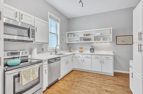 920 Pleasant St, Milwaukee, WI 53202-2121