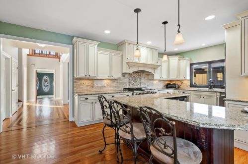 323 Kenmore Ave, Elmhurst IL 60126-3517 exterior