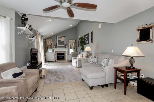 52 Pelican Dr, Berkeley Township NJ 08721-1654 exterior