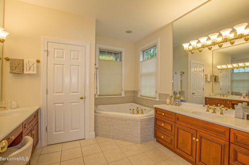 47 Fairwynds Dr, Lenox MA 01240-2729 exterior