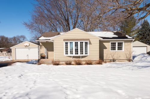 1233 Valley St, Chaska, MN 55318-2425