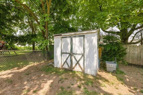 33 Deerfield Dr, Manchester CT 06040-3819 exterior