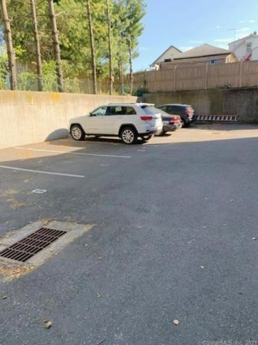 6 Rowan St, Norwalk CT 06855-1926 exterior