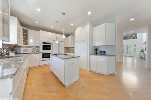 692 Indiana St, Elmhurst IL 60126-1345 exterior