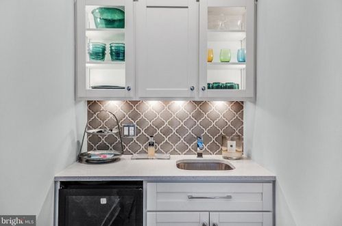 2011 Brown St, Philadelphia PA 19123-2256 exterior