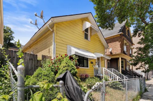 629 9th St, Milwaukee, WI 53204-1312