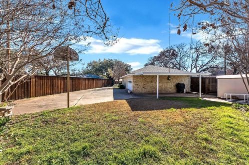 1909 Grn Oaks Dr, Irving TX 75061-2138 exterior